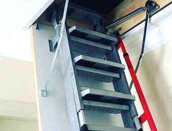 Çatı merdiveni açılıp kapanırken zorlanır mı?